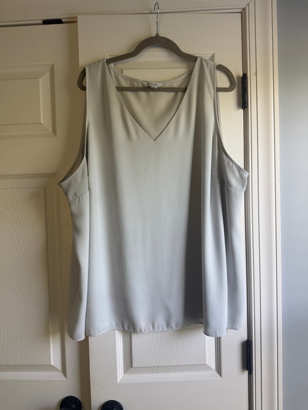 Nine West off white V-Neck Sleeveless Tank